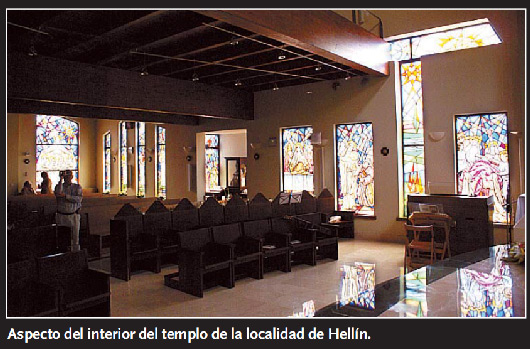 Interior del Templo con las vidrieras de Cándido Pérez Palma