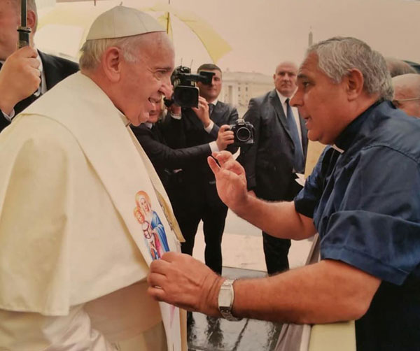 Jose Aumente mostrando al Papa Francisco la Estola de 'N. S. La Virgen de la Prudencia' y 'San Cristobal con el Niño'